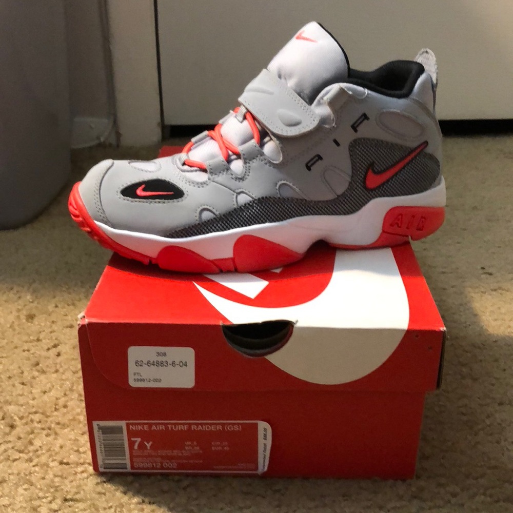 Nike air turf raider size 7Y